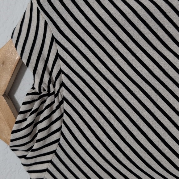 H&M Blouse Striped V-neck Cap Sleeve Work Professional Cream Black Size Large - Picture 6 of 7